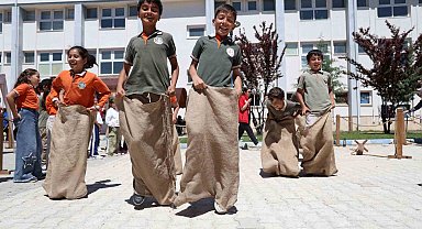 Elazığ'da 'Geleneksel Oyun Tırı' çocukları doyası eğlendirdi