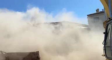 Elazığ'da ağır hasarlı yapıların yıkımları sürüyor