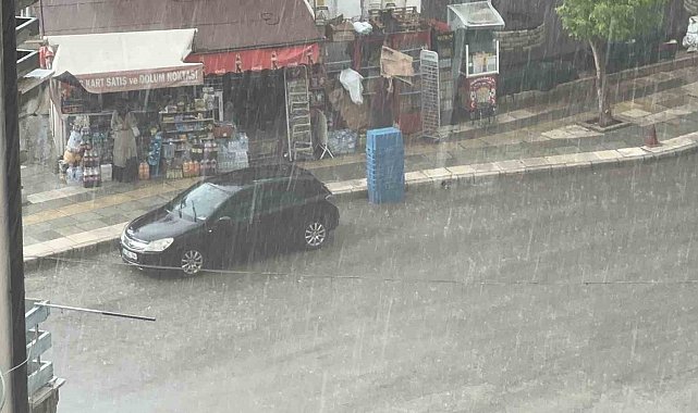 Elazığ'da dolu ve sağanak etkili oldu