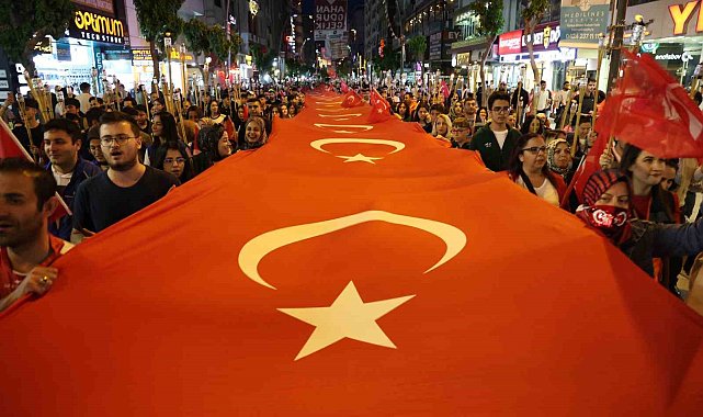 Elazığ'da fener alayı renkli görüntüler oluşturdu