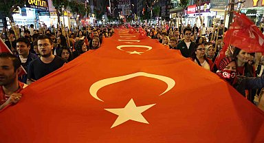 Elazığ'da fener alayı renkli görüntüler oluşturdu