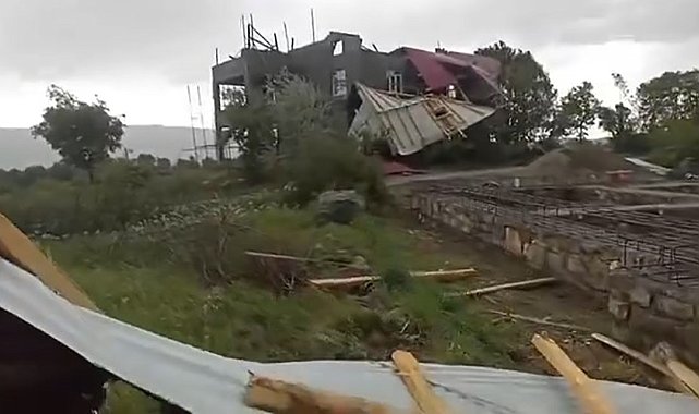 Elazığ'da fırtına evin çatısını uçurdu