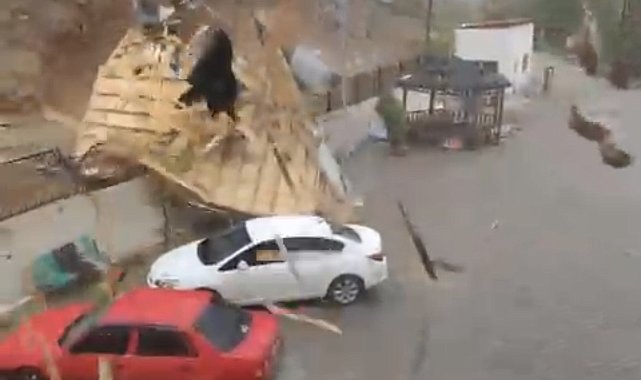 Elazığ'da fırtınadan uçan çatı araçların yanına düştü