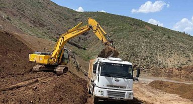 Elazığ'da heyelan nedeniyle zarar gören köy yollarının onarımı sürüyor