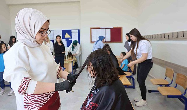 Elazığ'da köy okulu öğrencilerine büyük jest: Bayram öncesi saçlarını kesip bakımlarını yaptılar