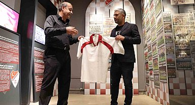 Elazığspor'un ilk kez Süper Lige çıktığı formayı, 23 yıl sonra müzeye bağışladı