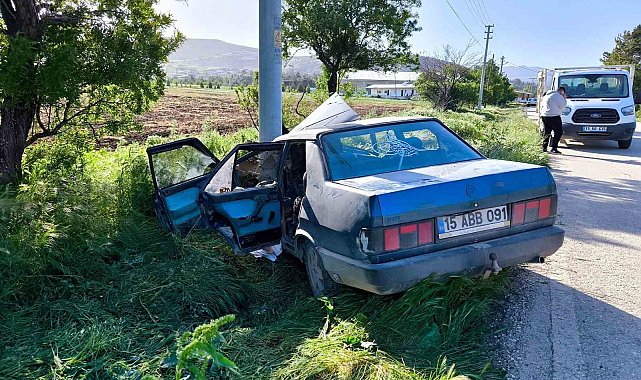 Elektrik direğine çarpan Tofaş hurdaya döndü: 2 yaralı