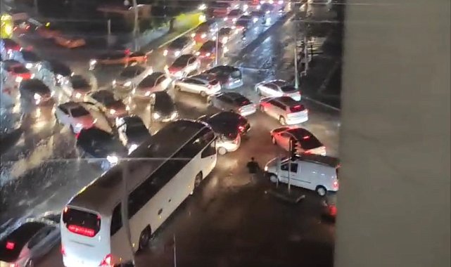 Elektrik kesintisinde hakem düdüğünü alıp trafiği yönetti