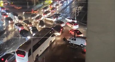Elektrik kesintisinde hakem düdüğünü alıp trafiği yönetti