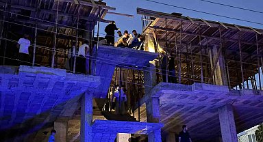 Elindeki demir yüksek gerilim hattına temas edince akıma kapılarak hayatını kaybetti