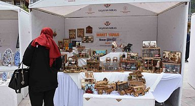 Emekli memur, hoşuna giden her objenin minyatürünü yapıyor