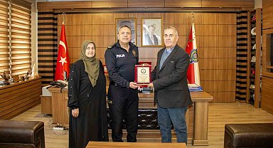 Emekliye ayrılan meslektaşına vefa plaketi