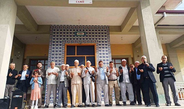Emet'ten 29 hacı adayı kutsal topraklara dualarla uğurlandı