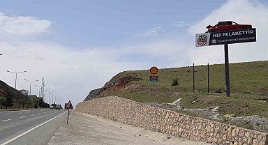 Emniyetten anlamlı uyarı: Yol kenarına yerleştirilen kazalı araç, sürücüleri yavaşlattı