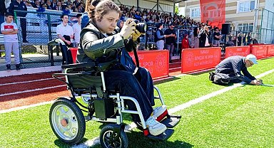 Engelleri aştı, iki üniversite okuyup gazetecilik yapıyor