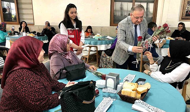 Erdemli'de annelerin günü güllerle kutlandı