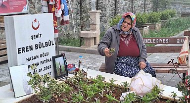 Eren Bülbül'ün annesi Ayşe Bülbül, PKK'nın silah bırakmasını değerlendirdi: "Eren'ler şehit edilmesin, hiçbir Ayşe anne ağlamasın diye onay veririm"