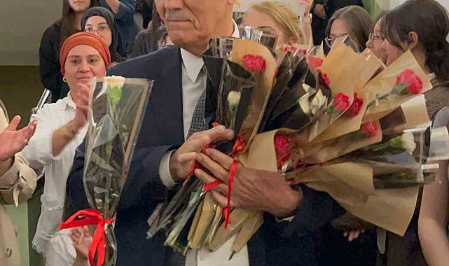Ersin Bacaksız Anadolu Lisesi'nde emekli olan müdüre duygu yüklü veda