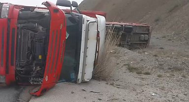 Erzincan'da beyaz eşya yüklü tır devrildi