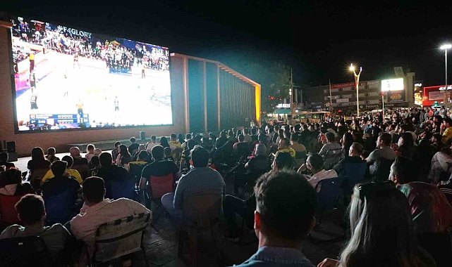 Erzincan'da Fenerbahçe'nin Euroleague final maçı dev ekranda izlendi