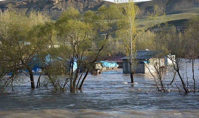 Erzincan'da sağanak sonrası bazı tarım arazileri su altında kaldı