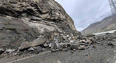 Erzurum-Artvin kara yolunda heyelan