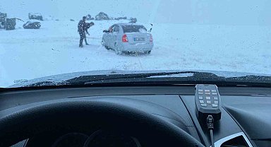 Erzurum'da araçlar karlı yolda kaldı, offroadçular yardıma koştu