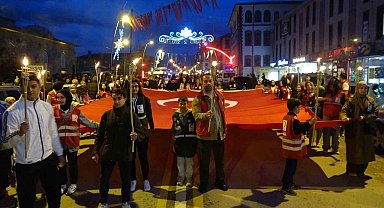 Erzurum'da gençlerden meşaleli yürüyüş