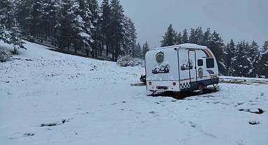 Erzurum'da mayıs ayında yağan kar dağları beyaza bürüdü