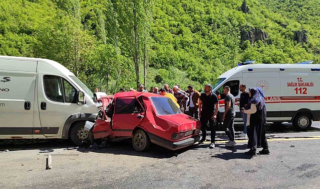Erzurum'da minibüsle çarpışan Fiat Tofaş araç hurdaya döndü: 1 ölü, 1 ağır yaralı