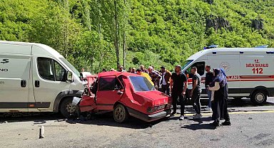 Erzurum'da minibüsle çarpışan Fiat Tofaş araç hurdaya döndü: 1 ölü, 1 ağır yaralı