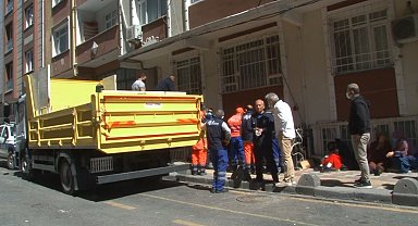 Esenler'de zihinsel engelli kızıyla birlikte yaşayan yaşlı kadının evinden ile 4 ton çöp çıktı