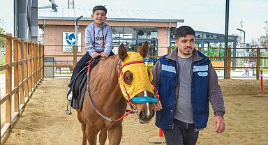 Esenyurt Belediyesi'nden çocuklara at çiftliği gezisi