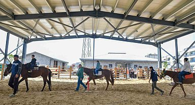Esenyurt Belediyesi'nden özel çocuklara atla terapi etkinliği