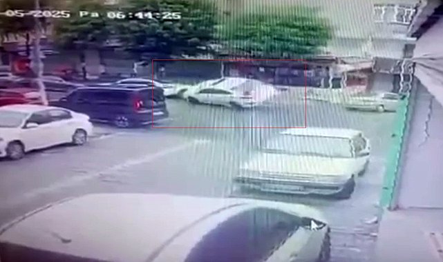Esenyurt'ta direksiyon hakimiyetini kaybeden sürücü park halindeki 2 otomobilin üzerine çıktı
