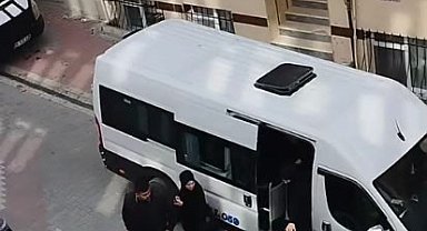 Esenyurt'ta hatalı şekilde öğrenci indiren servis sürücüsü polisle tartıştı