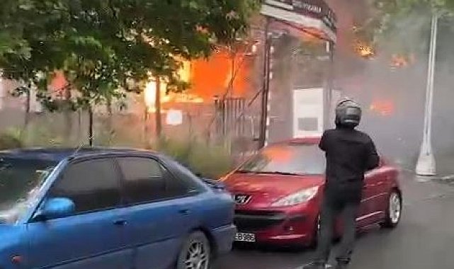 Esenyurt'ta kafede yangın çıktı, alevler binaya ve markete sıçradı