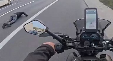 Esenyurt'ta motosiklet arızalanarak emniyet şeridinde duran kamyonete çarptı: 1 ağır yaralı