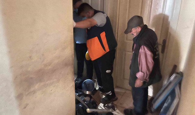 Esenyurt'ta yaşlı adamın çöp evi 4'üncü kez boşaltıldı