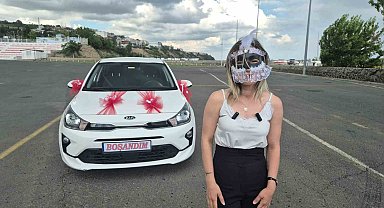 Eşinden boşandı sokakta maskeli kutlama yaptı