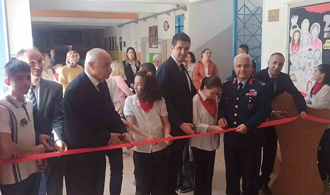 Eskişehir Orgeneral Halil Sözer Ortaokulu'nda 'Atatürk Çocukları Çok Severdi' isimli resim ve fotoğraf sergisi
