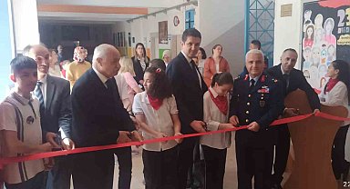 Eskişehir Orgeneral Halil Sözer Ortaokulu'nda 'Atatürk Çocukları Çok Severdi' isimli resim ve fotoğraf sergisi