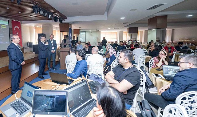 Eskişehir Valisi Hüseyin Aksoy, 'Yapay Zeka Eğitici Eğitimi' programında öğretmenlerle buluştu