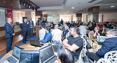 Eskişehir Valisi Hüseyin Aksoy, 'Yapay Zeka Eğitici Eğitimi' programında öğretmenlerle buluştu