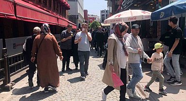 Eskişehir'de sıcak havayı fırsat bilen vatandaşlar çarşıya akın etti