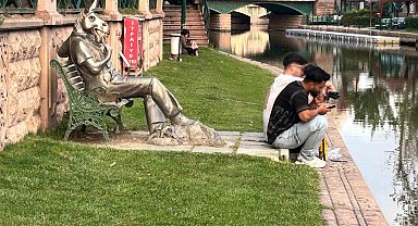 Eskişehir'de trajikomik kare: 'Çekirdek Çitleyen Eşek'in önünde çekirdek çitlediler