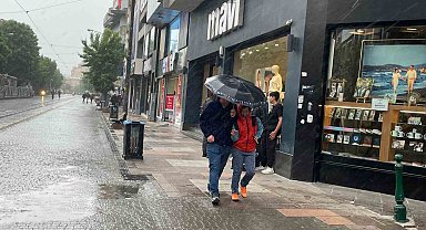 Eskişehir'de yağmur vatandaşlara zor anlar yaşattı