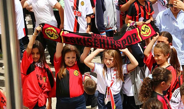 Eskişehirspor futbolcuları öğrencilerle buluştu