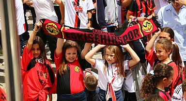 Eskişehirspor futbolcuları öğrencilerle buluştu