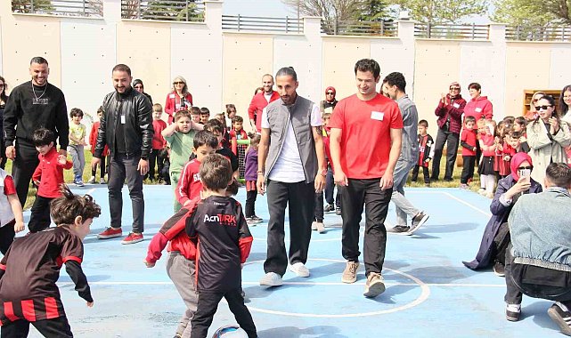 Eskişehirspor futbolcuları özel öğrencileri ziyaret etti